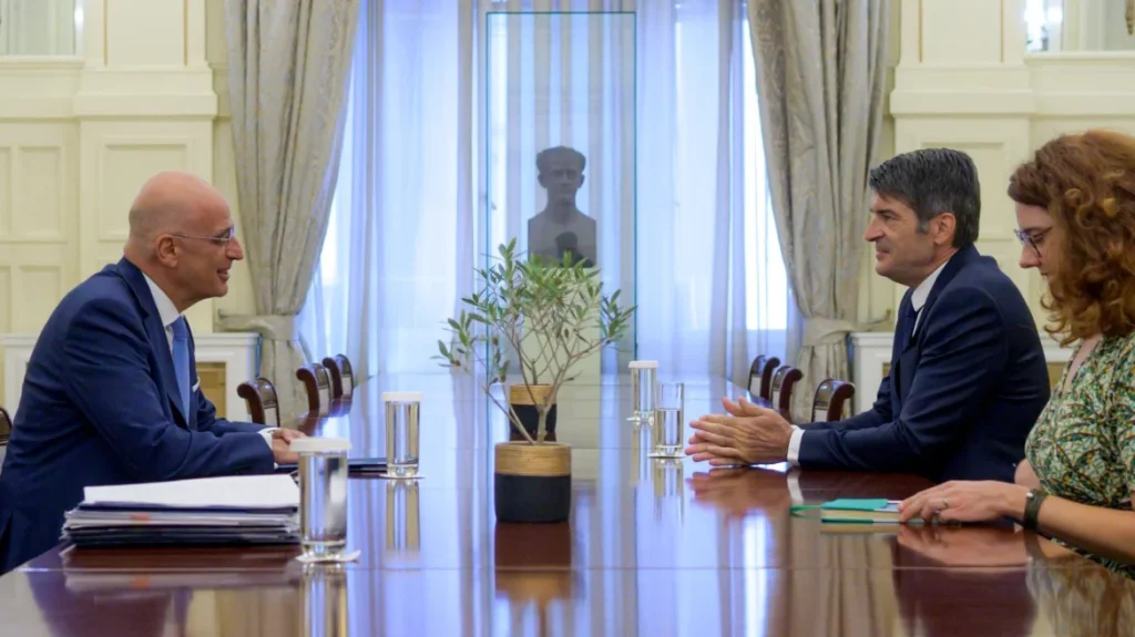 Με τον Γάλλο πρέσβη συναντήθηκε ο Ν.Δένδιας – Στο επίκεντρο Λιβύη και Αν. Μεσόγειος