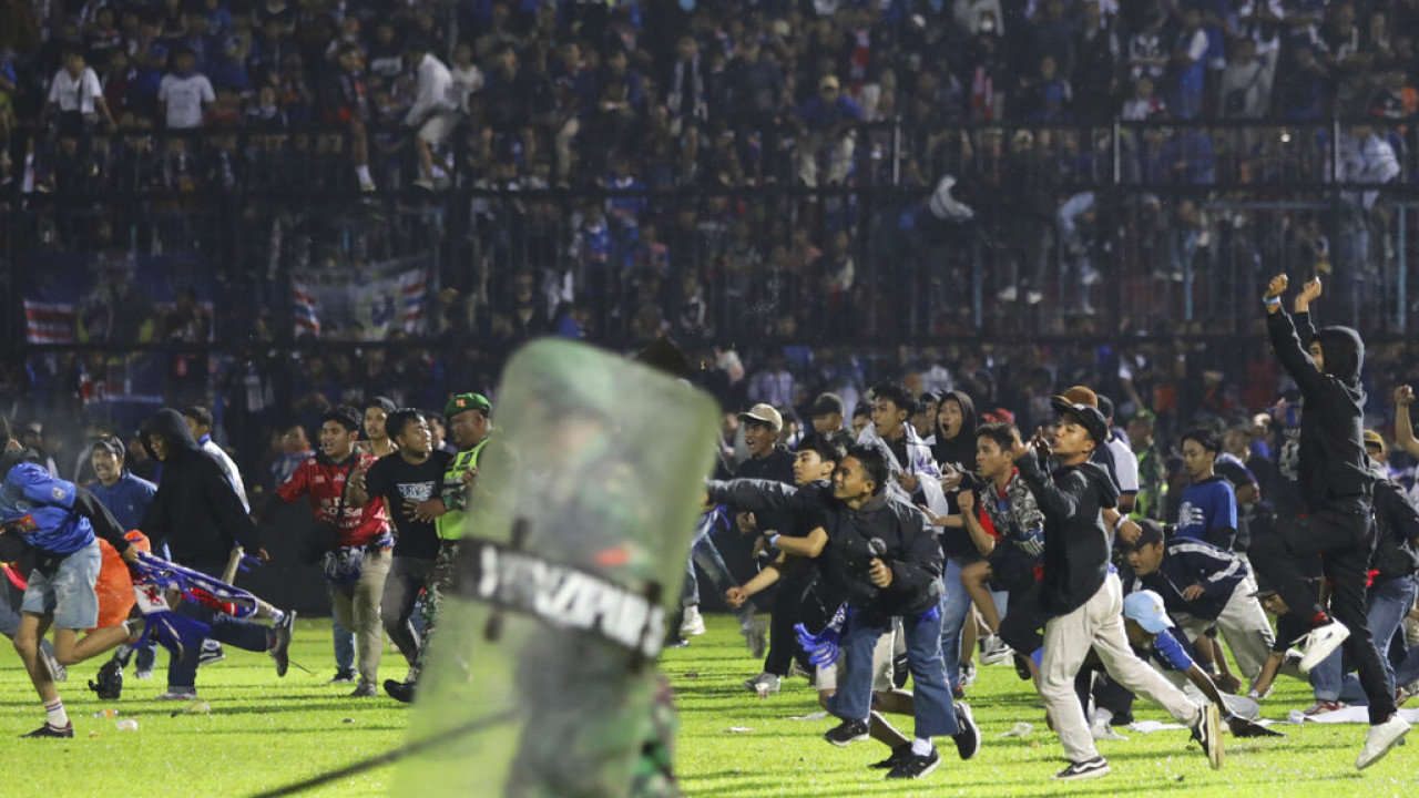 Ινδονησία: Συγκλονιστικές μαρτυρίες από την τραγωδία σε ποδοσφαιρικό αγώνα – Οπαδοί «πέθαναν στα χέρια των παικτών»