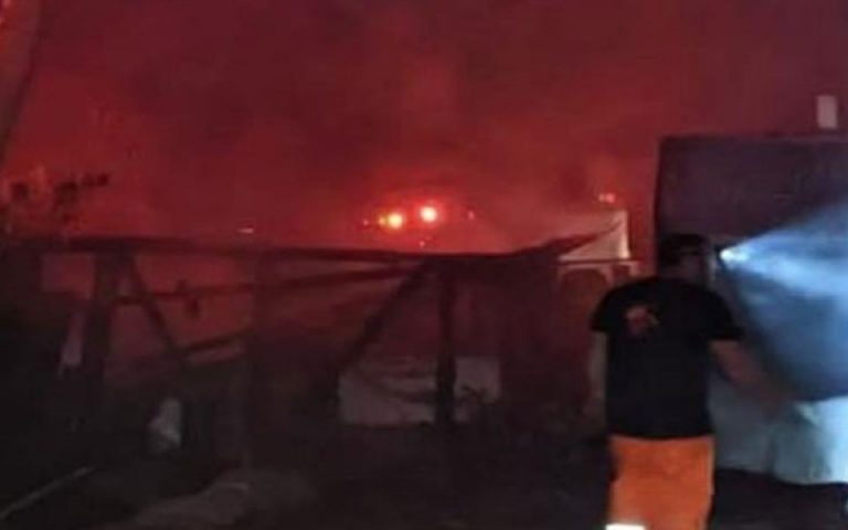 Χαλκιδική: Κάηκε ολοσχερώς beach bar στη Βουρβουρού