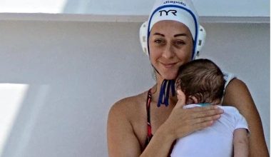 Χανιά: Viral η αθλήτρια του πόλο που ταΐζει το μωρό της στην πισίνα πριν την προπόνηση (φωτό)