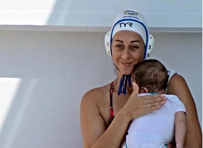 Χανιά: Viral η αθλήτρια του πόλο που ταΐζει το μωρό της στην πισίνα πριν την προπόνηση (φωτό)