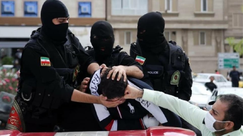 Ιράν: Αστυνομικοί με πολιτικά «έσπασαν στο ξύλο» και πυροβόλησαν εξ επαφής άνδρα (βίντεο)