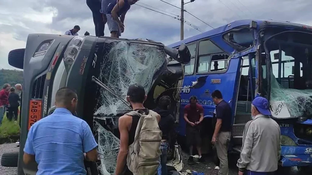 Τραγωδία στον Ισημερινό: Ένας νεκρός και 19 τραυματίες μετά από σύγκρουση λεωφορείων