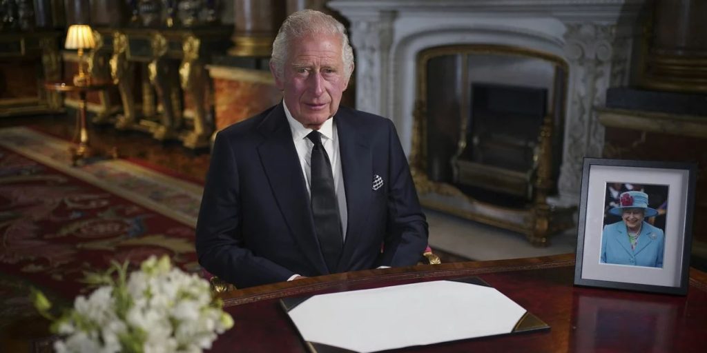 Ο… κυκλοθυμικός Βασιλιάς Κάρολος ξαναχτυπά: Μετά το μελάνι, τώρα «τσακώνεται» και με τις… πένες (βίντεο)