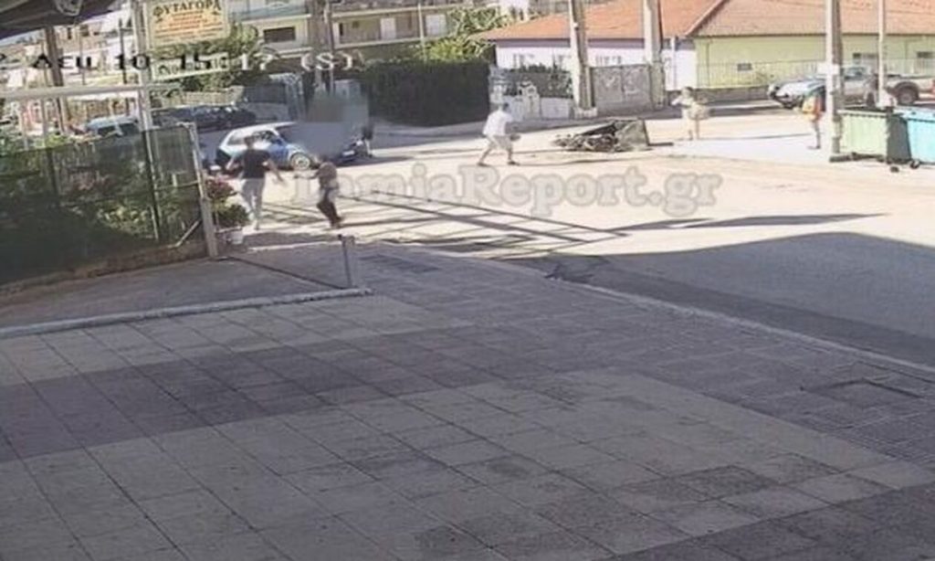 Λαμία: Καρέ-καρέ η σύγκρουση ντελιβερά με ΙΧ – Πήγε να το προσπεράσει τη στιγμή που έστριβε (βίντεο)