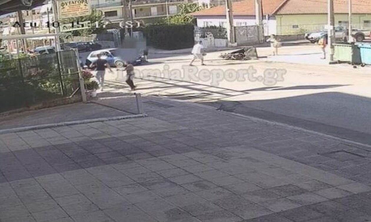 Λαμία: Καρέ-καρέ η σύγκρουση ντελιβερά με ΙΧ – Πήγε να το προσπεράσει τη στιγμή που έστριβε (βίντεο)