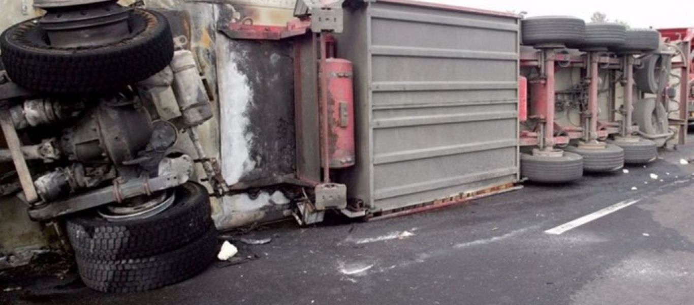 Νταλίκα κόλλησε στο κέντρο της Λαμίας (βίντεο)