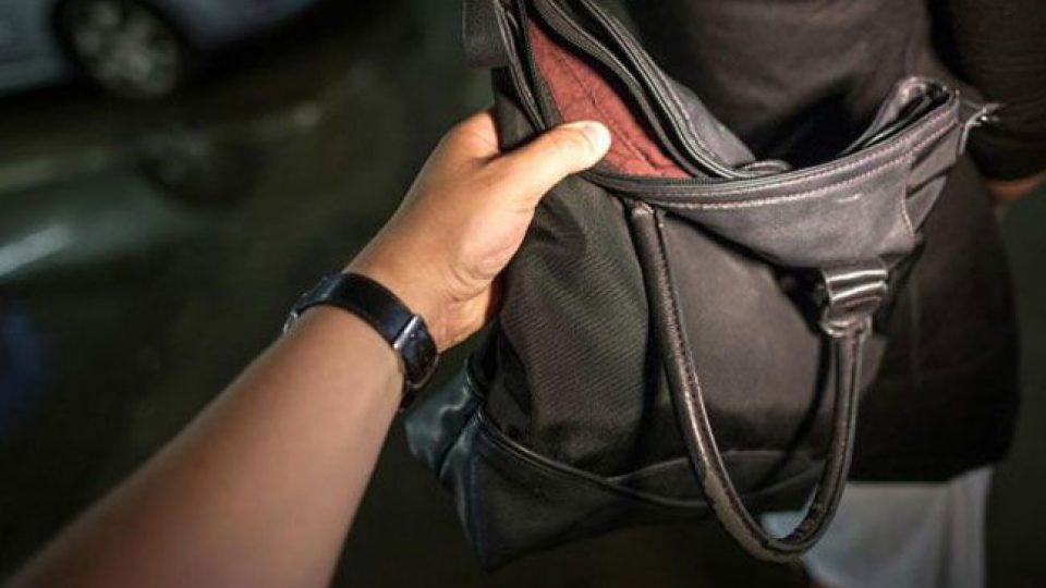 Ηλιούπολη: Ηδονοβλεψίας «τσαντάκιας» έκλεψε ζευγάρι που ερωτοτροπούσε