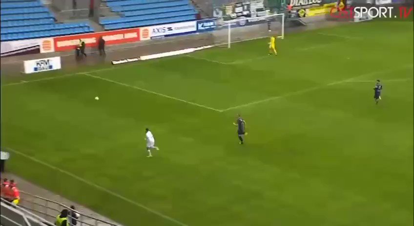 Ποδοσφαιριστής στη Γερμανία έπεσε με το κεφάλι στον τοίχο – «Πάγωσαν» οι θεατές (βίντεο)