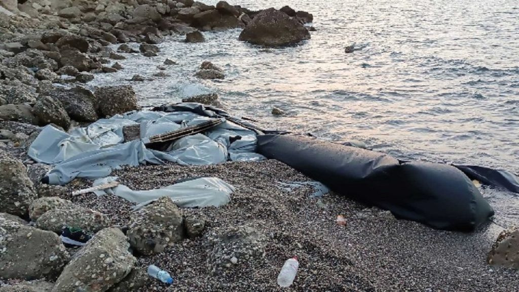 Ρόδος: Γεμάτες οι ακτές από παρατημένα φουσκωτά παράνομων μεταναστών (φωτό)