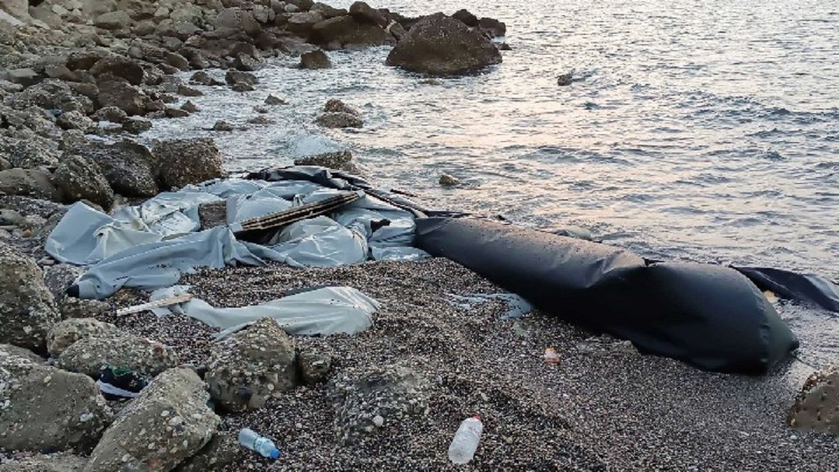 Ρόδος: Γεμάτες οι ακτές από παρατημένα φουσκωτά παράνομων μεταναστών (φωτό)