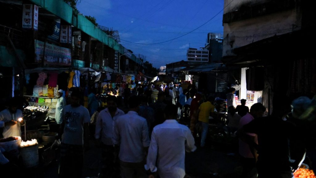 Γενικό μπλακ άουτ στο Μπαγκλαντές: «Στο σκοτάδι» τουλάχιστον 130 εκατ. άνθρωποι