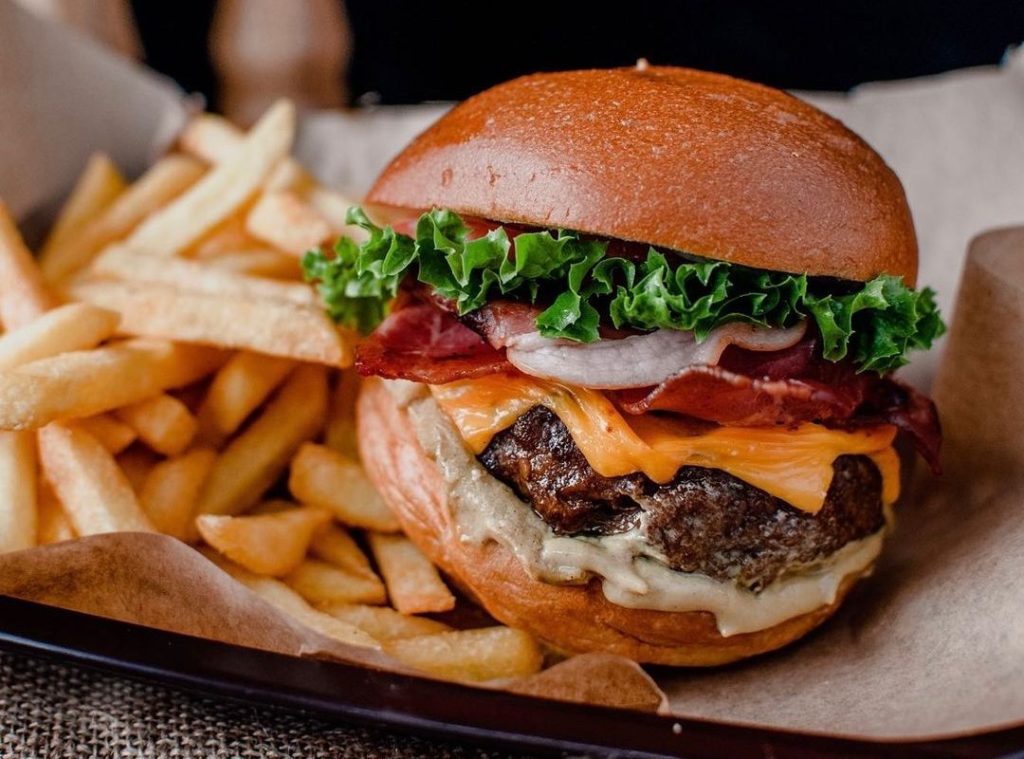 Φάτε… burger για να προστατευθείτε από την κατάθλιψη