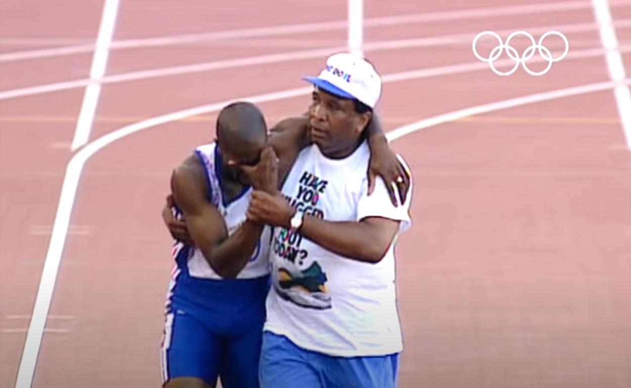 Συγκίνηση: «Έφυγε» ο πατέρας που «άφησε ιστορία» στους Ολυμπιακούς Αγώνες (βίντεο)