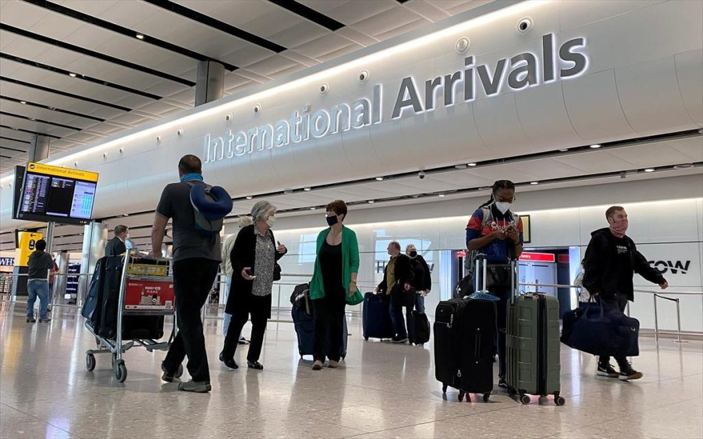 Βρετανία: Βάζει «τέλος» στους ημερήσιους περιορισμούς στις αναχωρήσεις επιβατών από το αεροδρόμιο του Χίθροου