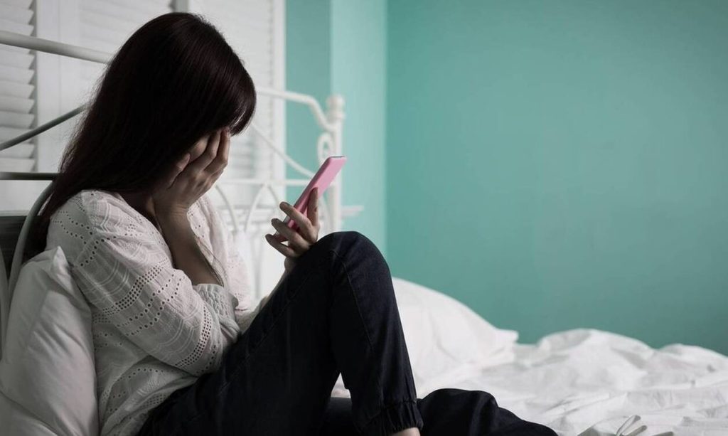 Ξεσπά θύμα του revenge porn στην Πάτρα: «Νιώθω σαν να βιάζομαι καθημερινά – Δεν θα τους χαρίσω τη ζωή μου»