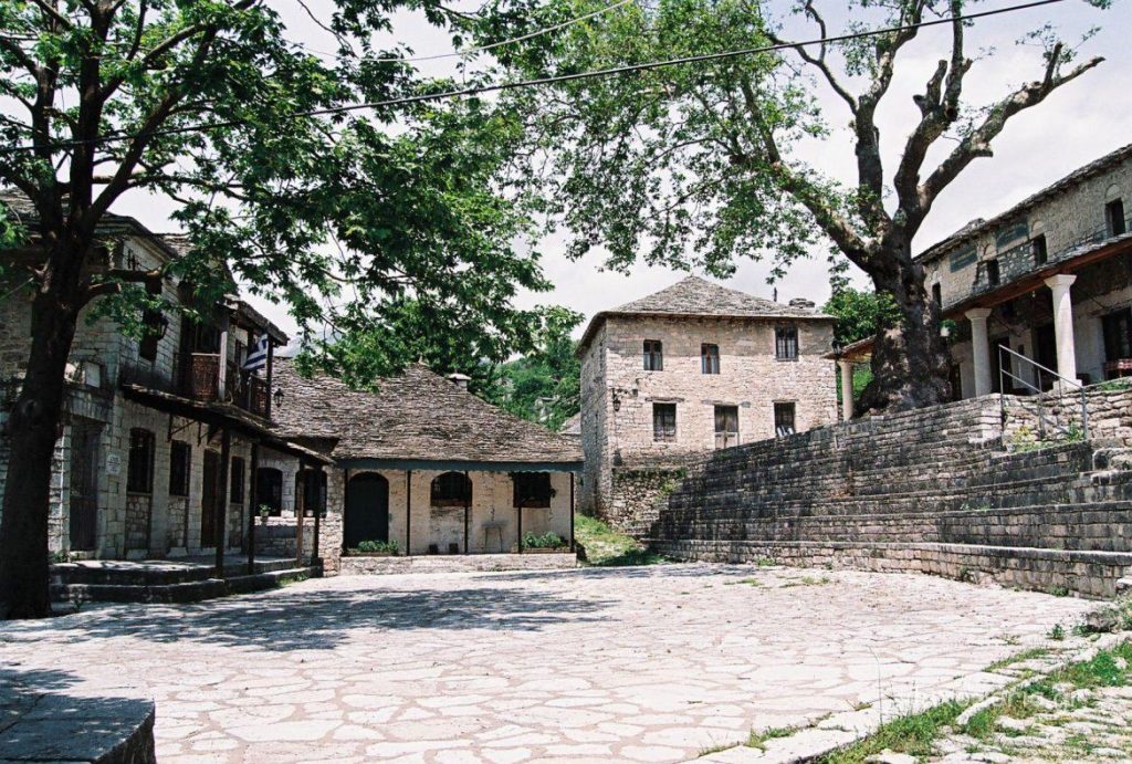 Καλαρρύτες: Το χωριό «διαμάντι» που βρίσκεται «φωλιασμένο» στις επιβλητικές πλαγιές των Τζουμέρκων (φώτο)