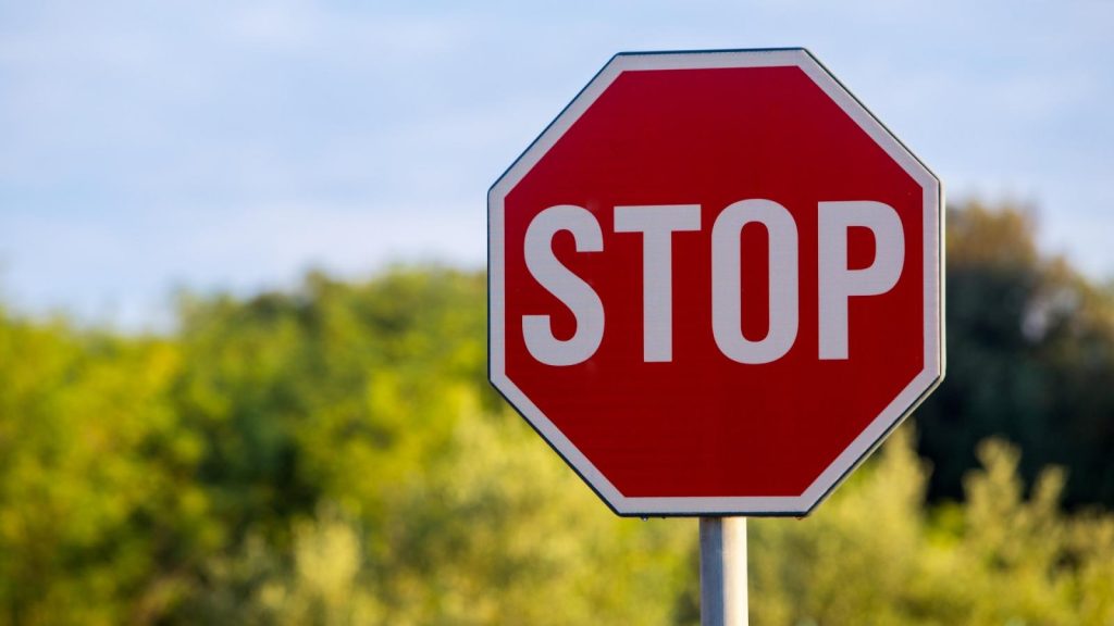 Πινακίδα «STOP»: Γιατί είναι διαφορετική από τις άλλες και ποιος την δημιούργησε 