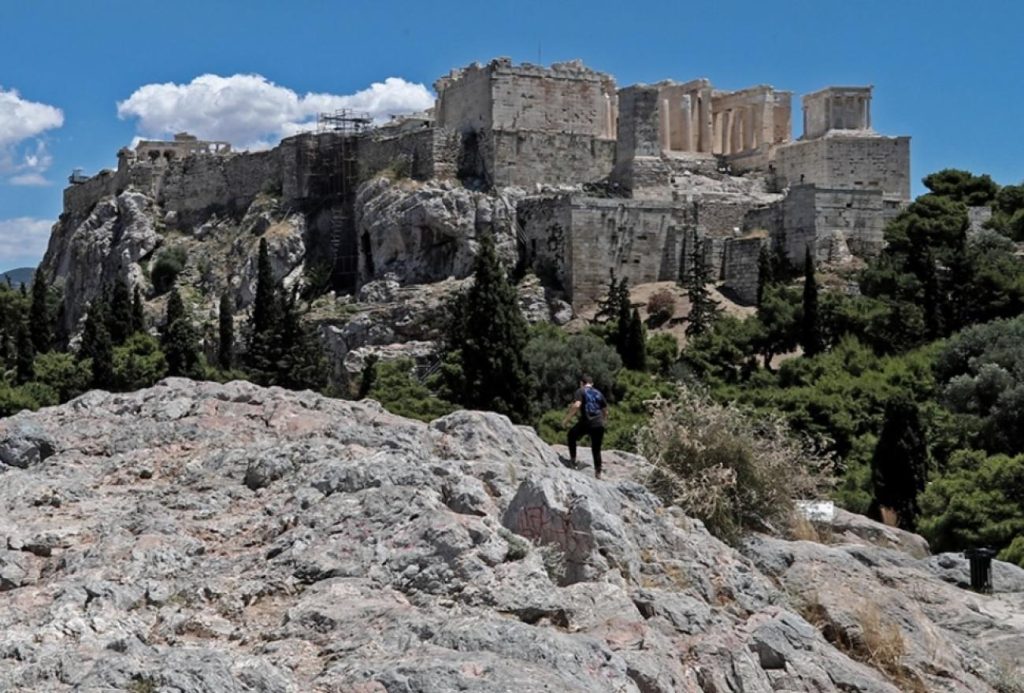 Αυτοκτονία στην Ακρόπολη: Το σημείο που έβαλε τέλος στη ζωή της η 47χρονη – Χτυπούσε επίμονα το κινητό της (φώτο)