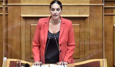 Νόνη Δούνια για λιποθυμία στη Βουλή: «Ίσως υπερέβαλα λίγο των δυνάμεών μου»