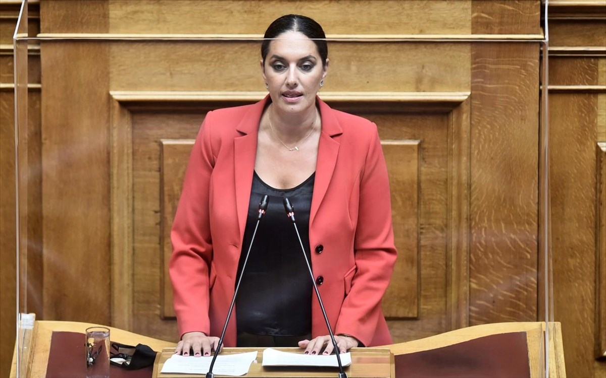 Νόνη Δούνια για λιποθυμία στη Βουλή: «Ίσως υπερέβαλα λίγο των δυνάμεών μου»