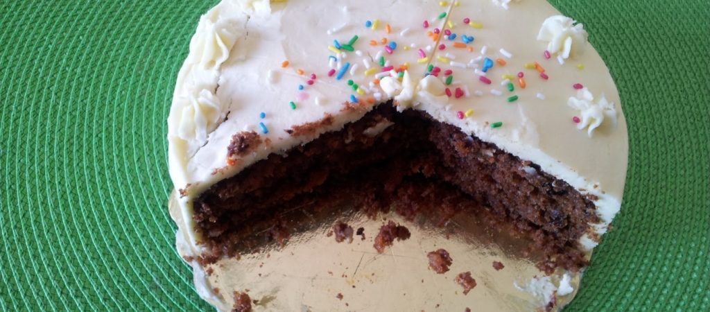 Ζαχαροπλαστείο στην Κόρινθο φτιάχνει τούρτα με… κατσαρίδες που κάνει θραύση στα social media (φωτό)