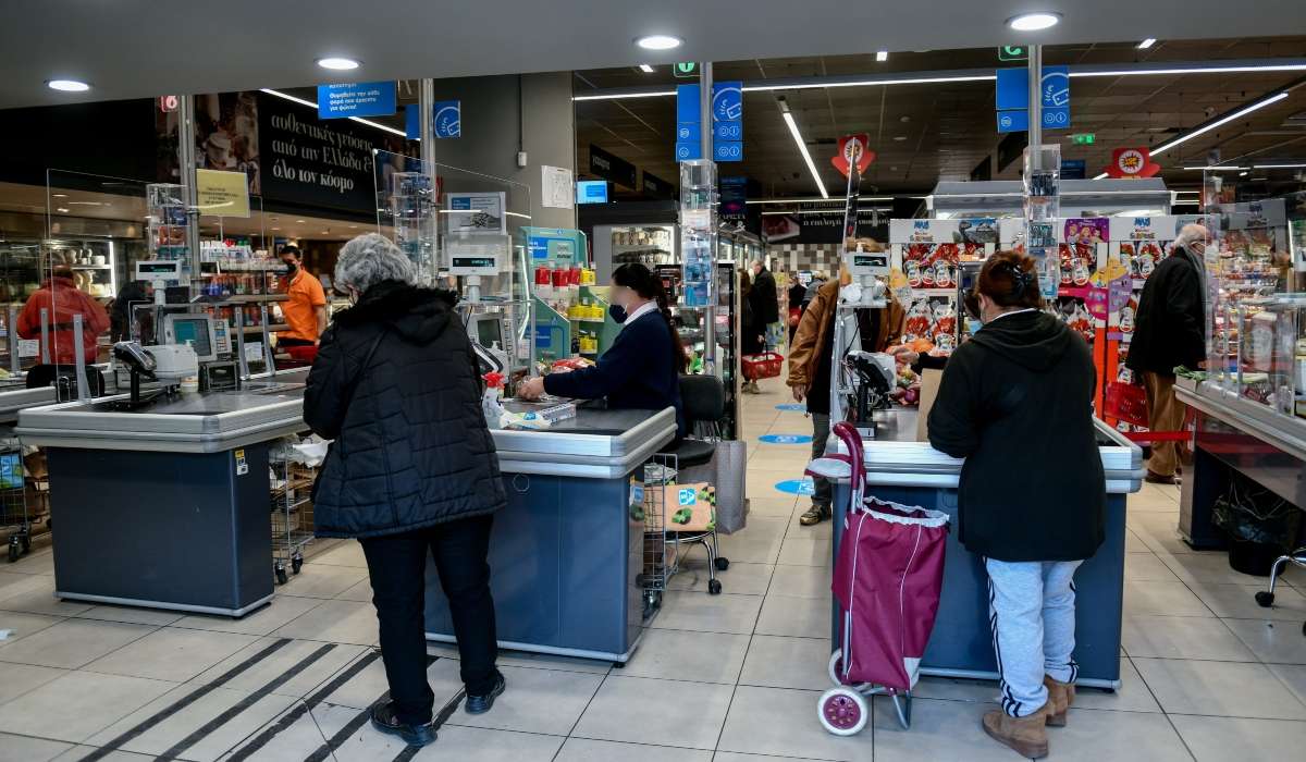 Μετά τις αντιδράσεις η κυβέρνηση «μαζεύει» & επισήμως τα σενάρια για μείωση του ωραρίου των καταστημάτων