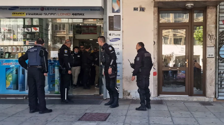 Θεσσαλονίκη: Στον εισαγγελέα οι τέσσερις Ρομά που επιχείρησαν ληστεία με ομήρους σε κατάστημα (φώτο)