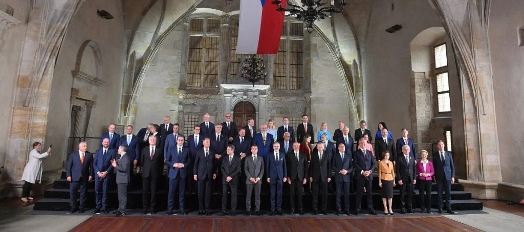 Φωτογραφία ηγετών στην Πράγα: Αλλού γι’ αλλού ο Κ.Μητσοτάκης
