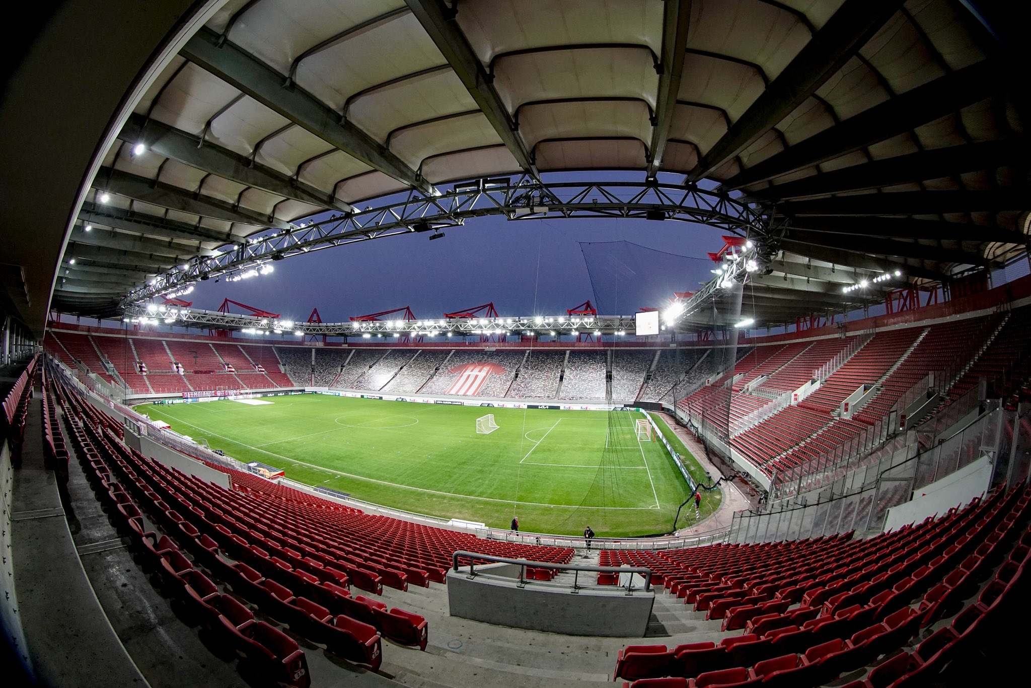 Ολυμπιακός – Καραμπάγκ: Επεισόδια με ρίψη χημικών έξω από το «Γεώργιος Καραϊσκάκης»