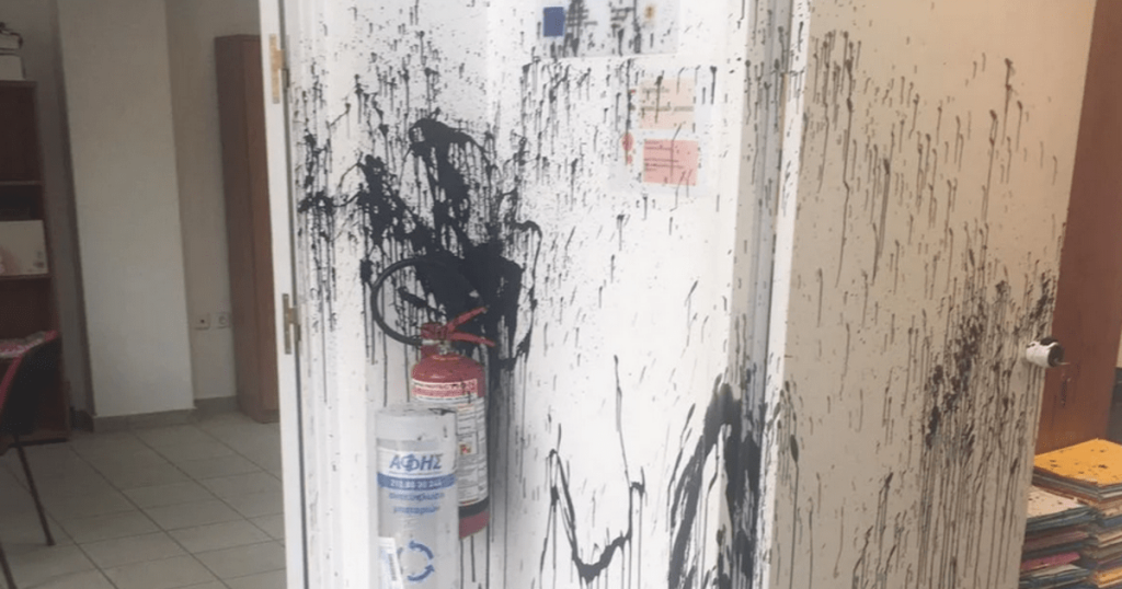 Παλλήνη: 80χρονος εισέβαλε στην Πολεοδομία και έριξε επικίνδυνο υγρό σε υπαλλήλους