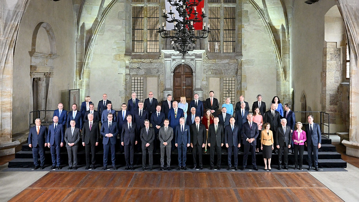 Πράγα: Σε απόσταση… ασφαλείας Κ.Μητσοτάκης – Ρ.Τ.Ερντογάν στην «οικογενειακή» φωτογραφία