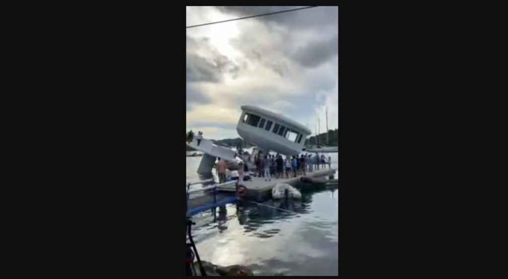 Πρότυπο πλωτό σπίτι αξίας 1,5 εκατ. γίνεται… υποβρύχιο στα αποκαλυπτήρια (βίντεο)