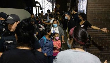 Νέα Υόρκη: Σε κατάσταση έκτακτης ανάγκης λόγω του μαζικών αφίξεων μεταναστών «δώρο» από Τέξας και Φλόριντα
