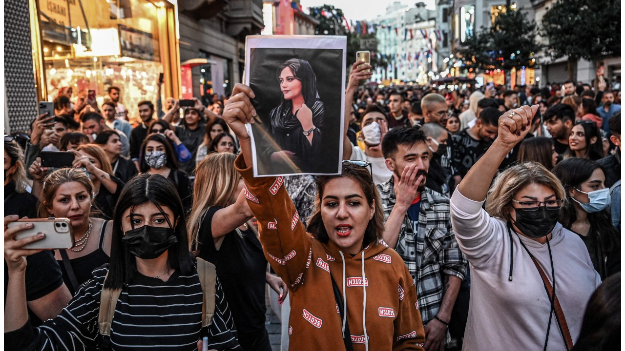 Ιράν: Νεκρή μία ακόμα διαδηλώτρια – Τι υποστηρίζουν οι Αρχές