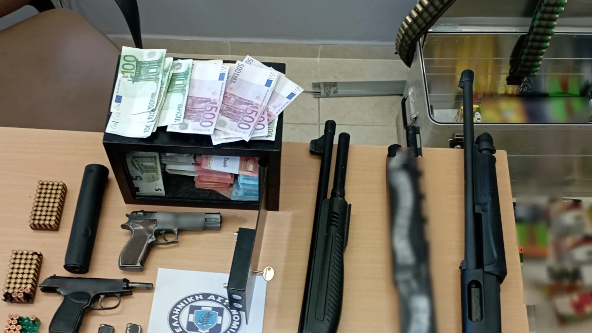 Αχαΐα: Εντοπίστηκαν δυο τόνοι λαθραίου καπνού και οπλοστάσιο