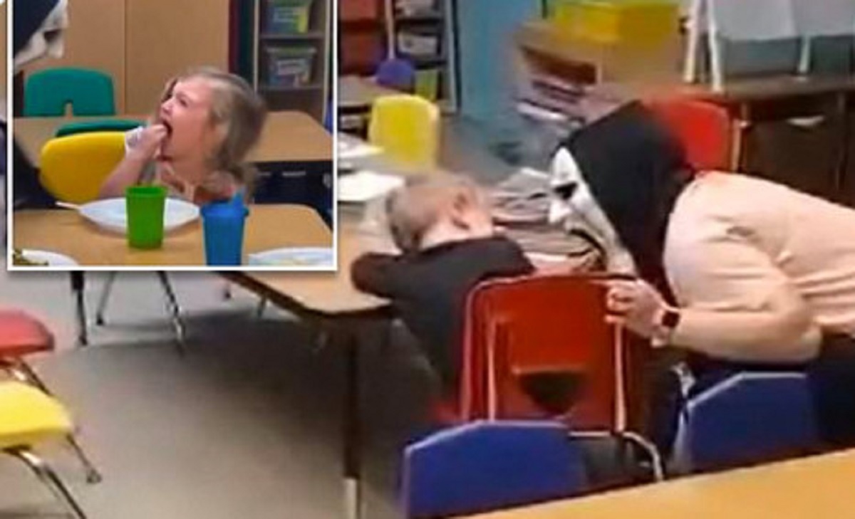 Εξοργιστικό περιστατικό σε παιδικό σταθμό στις ΗΠΑ: Δασκάλα φοράει μάσκα και τρομοκρατεί τα παιδιά (βίντεο)