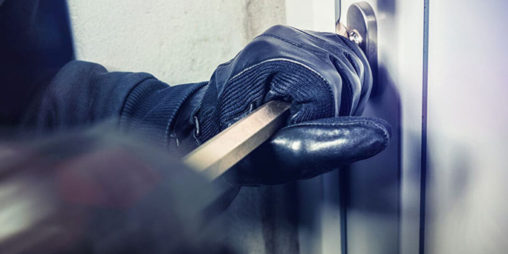 Πύργος: Ηλικιωμένη πάλεψε και έδιωξε ληστή που «μπούκαρε» στο σπίτι της