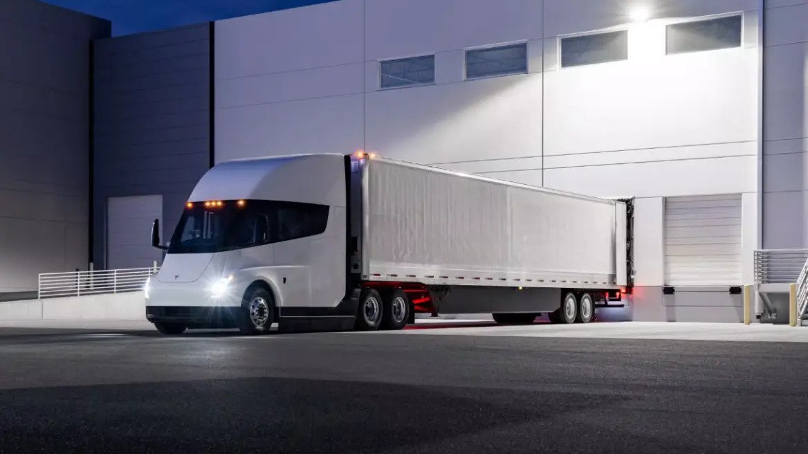 Ε.Μασκ: Αυτά είναι τα ηλεκτρικά φορτηγά της Tesla που θα δούμε τον Δεκέμβριο (φωτό)