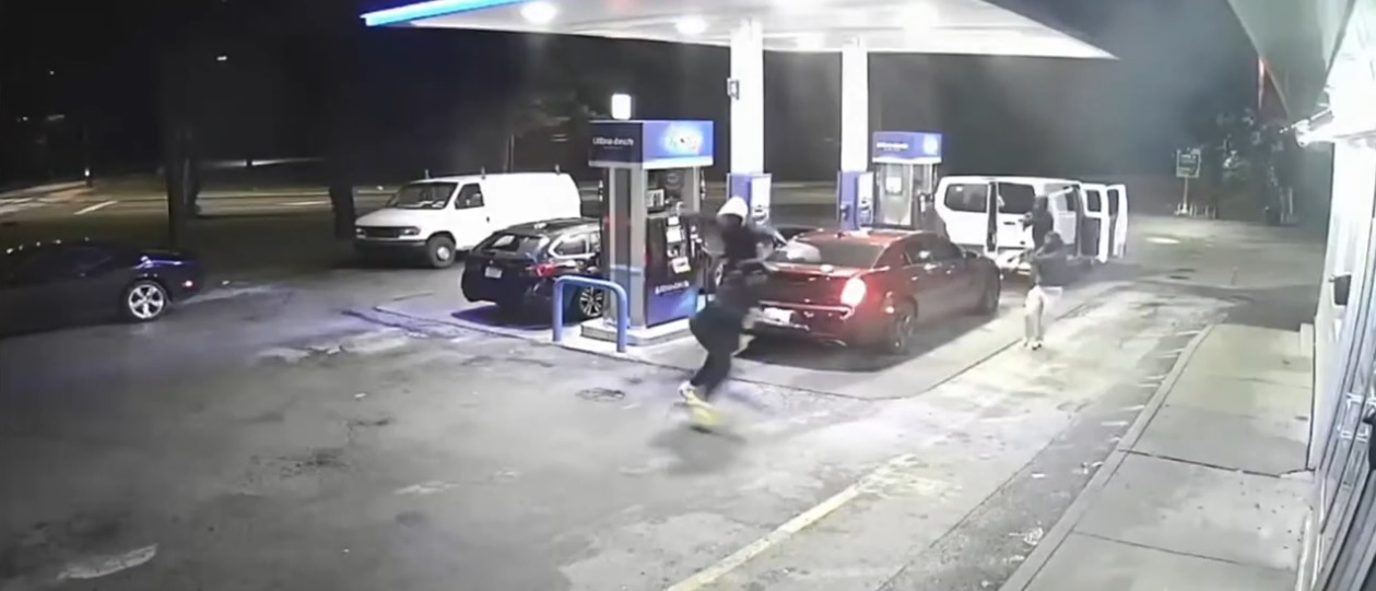 Κινηματογραφική κλοπή στις ΗΠΑ: Του έστησαν ενέδρα σε βενζινάδικο & του πήραν το αυτοκίνητο (βίντεο)