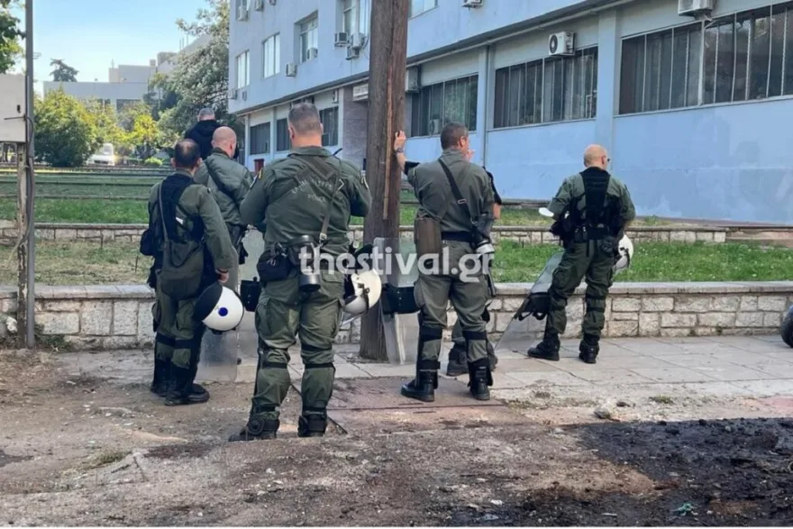 Θεσσαλονίκη: Ομάδα 20 ατόμων πέταξε επτά βόμβες μολότοφ σε ΜΑΤ στο ΑΠΘ