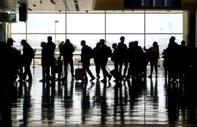 Έμπολα: Εξετάσεις για τους ταξιδιώτες που πέρασαν από την Ουγκάντα σε 5 αεροδρόμια των ΗΠΑ