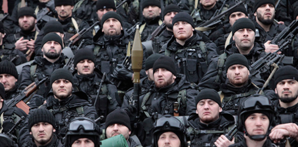 Κατά χιλιάδες οι Τσετσένοι οπλίζονται για να μεταβούν κατά των Ουκρανών (βίντεο)
