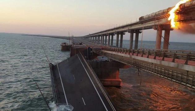 Δολιοφθορά ήταν η έκρηξη στην γέφυρα της Κριμαίας: Ανατινάχτηκε φορτηγό μαζί με διερχόμενο τρένο που μετέφερε καύσιμα