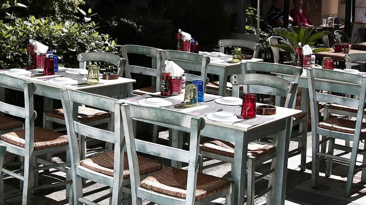 Εστίαση: Δείτε μέχρι πότε πήραν παράταση τα τραπεζάκια στους εξωτερικούς χώρους