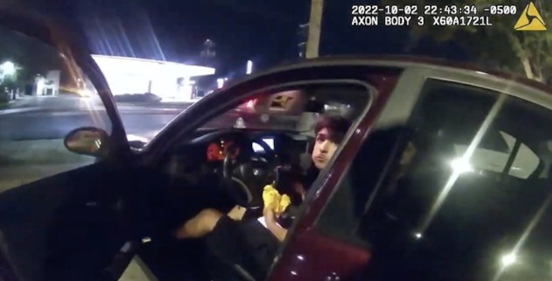 Τέξας: Η στιγμή που αστυνομικός πυροβολεί έφηβο που έτρωγε χάμπουργκερ στο αυτοκίνητό του (βίντεο)
