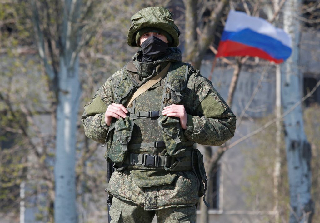 Τσετσένος μαχητής επιδεικνύει το ρωσικής κατασκευής αλεξίσφαιρο γιλέκο που άντεξε τρεις σφαίρες (βίντεο)