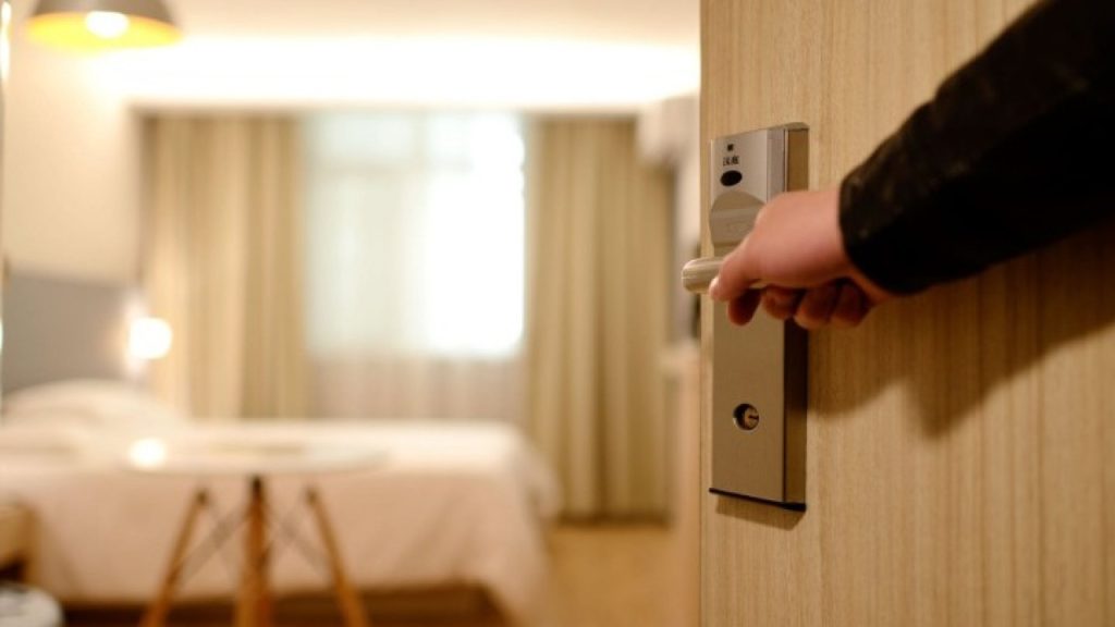 Κρυφές κάμερες: Πώς να τις εντοπίσετε σε ένα δωμάτιο ξενοδοχείου