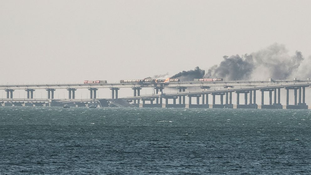 Βίντεο: Κομμάτι της γέφυρας του Κερτς στον βυθό της θάλασσας του Αζόφ