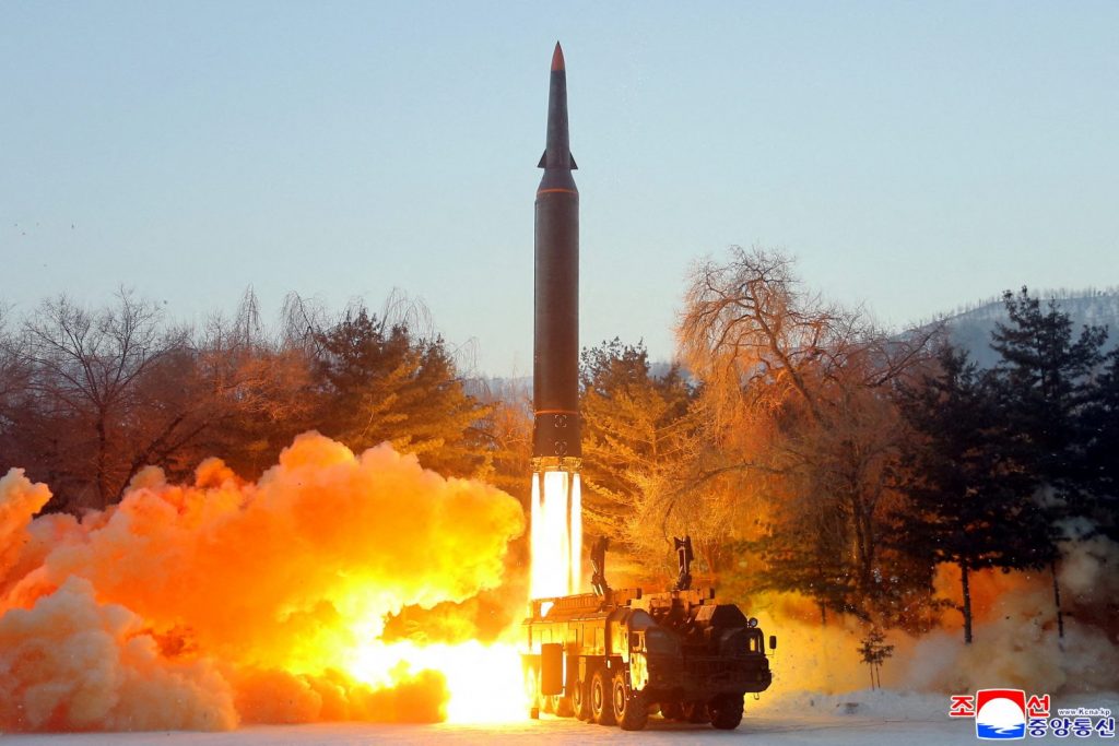 Βόρεια Κορέα: Χαρακτηρίζει τις δοκιμές πυραύλων μέτρο νόμιμης άμυνας μπροστά στις «στρατιωτικές απειλές» των ΗΠΑ